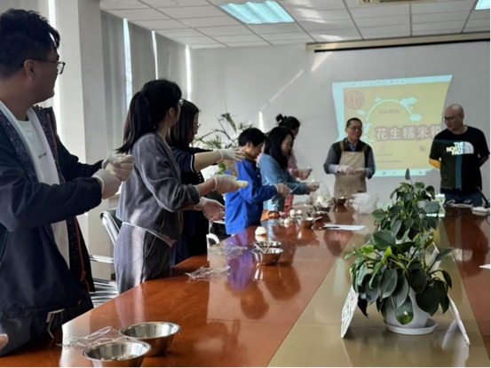 奉賢區(qū)總工會(huì)“領(lǐng)賢工學(xué)”送課活動(dòng)走進(jìn)上海宏昌——在職勞模體驗(yàn)中式點(diǎn)心制作